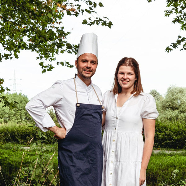Le Julien is het restaurant van chef Davy Devlieghere en gastvrouw Marie-Julie Haeck, die na jaren in Lovendegem zijn neergestreken in Lotenhulle, het geboortedorp van de chef. Ze deden dat in een gerestaureerde vierkantshoeve die karakter uitstraalt en landelijke rust combineert met een verzorgd, licht interieur. De keuken is uitgesproken Frans en klassiek gedreven: topproducten, bereidingen op het laatste moment en sauzen die uitblinken in balans en finesse: de handtekening van de chef. Zo krijgt een witte asperge, perfect gegaard en kort gebrand, gezelschap van handgepelde garnaal, vin jaune en een luchtig schuim van garnalenbisque. Aan het vakmanschap wordt niets aan het toeval overgelaten, tot de gesteven koksmutsen toe, en de sommeliers staan klaar met doordachte pairings. In 2024 werd het huis bekroond met een Michelinster.