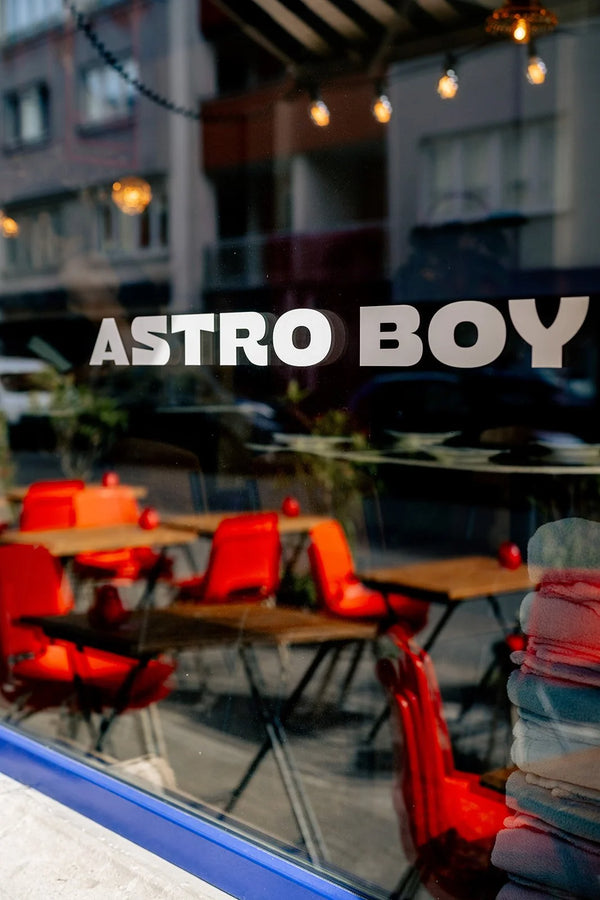 Astro Boy brengt een stukje Japan naar Gent. In deze gezellige izakaya draait alles om smaakvolle bordjes om te delen, cocktails en natuurwijnen. Voor een snelle hap of een lange avond tafelen met vrienden.