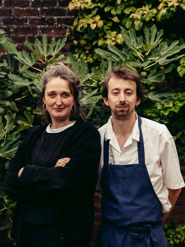 Het restaurant ELDERS ligt niet in het centrum van Gent, maar op het levendige “van Beverenplein”. Een iets wat vergeten uithoek van Gent. Tom is het creatieve brein in de keuken en bereidt seizoensgebonden producten op een pure manier, zonder veel franjes. Romy vind je terug in de zaal, maar zorgt ook voor een boeiende wijnkaart met voornamelijk biodynamische/natuur wijnen. Bij Elders kom je binnen in een levendige zaak waar zowel de muziek als de open keuken bijdragen aan de beleving van het restaurant. Wie ook graag een glaasje komt drinken, is steeds welkom in aan bar.