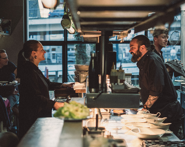 Bask brengt een moderne interpretatie van de Baskische grillkeuken in een unieke setting in ene voormalig tankstation. Rond de authentieke asador draait alles om vuur, pure smaken en uitzonderlijke producten. In een warme, eigentijdse sfeer genieten gasten van verfijnde gerechten die de essentie van het ingrediënt centraal stellen.