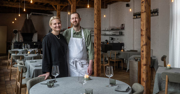 Nage is een hedendaagse bistro in Antwerpen waar chef Koen Lenaerts een moderne Franse productkeuken serveert, gebaseerd op seizoensgebonden ingrediënten en pure smaken. Samen met gastvrouw en sommelier Niki Van Sant creëert hij een warme, ongedwongen gastronomische ervaring, aangevuld met een bijzondere selectie natuurlijke wijnen.