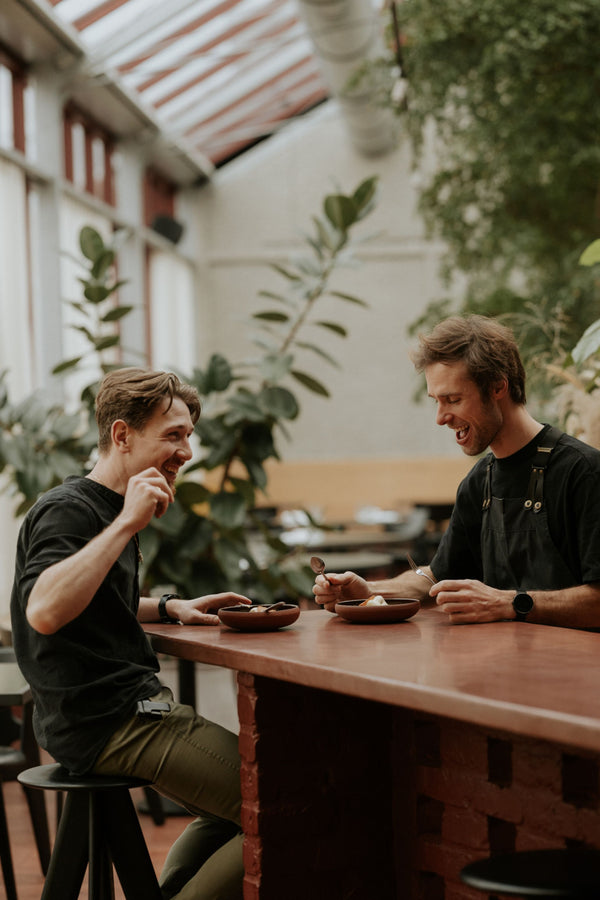 Vonk is een moderne gastrobar in het hart van Kachtem, waar chef Bart Hoornaert een eigentijdse vuurkeuken brengt met seizoensproducten en lokale ingrediënten. In een warme, stijlvolle setting genieten gasten van pure smaken, verfijnde bereidingen en een gastvrije ontvangst die al generaties lang in de familie Hoornaert verankerd zit.